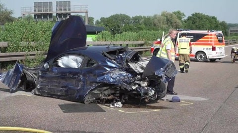 Bei dem Unfall nach einem Reifenplatzer auf der A8 bei Wendlingen (Kreis Esslingen) ist der Fahrer ums Leben gekommen.