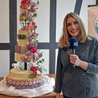 Theresa Dehen, Konditormeisterin aus Hatzenport, neben ihrer besten Hochzeitstorte Deutschlands