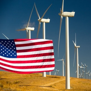 Teil des Windparks am Tehachapi Pass; Kalifornien, USA: In den USA wird massiv in erneuerbare Energien investiert. Unternehmen wollen damit Versorgungsengpässe und steigende Preise verhindern. 