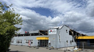 Das abgebrannte Wäschereigebäude der Firma Elis in Landstuhl.