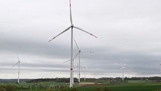 Bei starkem Wind und wolkenverhangenem Himmel drehen sich Windräder zur Stromerzeugung in Baden-Württemberg.