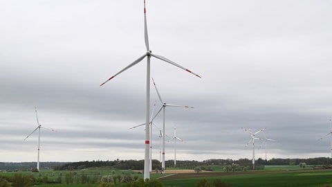 Bei starkem Wind und wolkenverhangenem Himmel drehen sich Windräder zur Stromerzeugung in Baden-Württemberg.