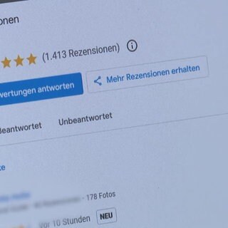 Ein Handy-Display zeigt die Rezesionen eines Hotels