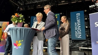 Feierliche Vertragsunterzeichnung zur Zusammenarbeit zwischen dem SWR und der Landesgartenschau Ellwangen.