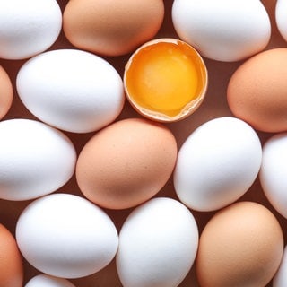 braune und weiße Eier