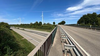 Innerhalb weniger Tage sind auf der A7 zwei Lastwagen mutmaßlich von einem Stein getroffen worden. Der zweite Fall ereignete sich Montagmorgen zwischen Westhausen und Oberkochen.