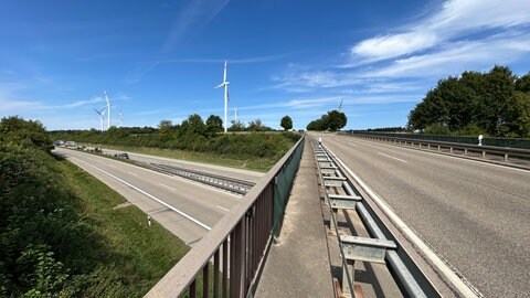Innerhalb weniger Tage sind auf der A7 zwei Lastwagen mutmaßlich von einem Stein getroffen worden. Der zweite Fall ereignete sich Montagmorgen zwischen Westhausen und Oberkochen.