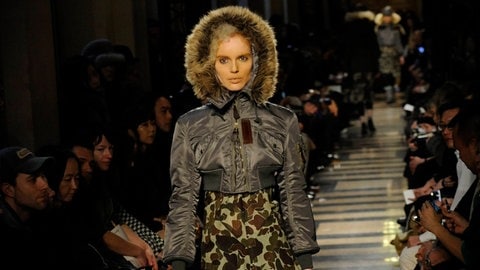 Ein Model bei der Junya Watanabe Fashion Show 2010 in Paris