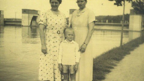 Der Heimatvetriebene Albert Reich als Kind mit seiner Mutter und seiner Tante.