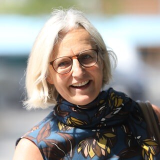 Christiane Hoffmann lächelt in die Kamera