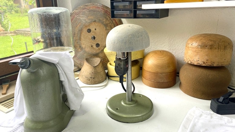 Utensilien für die Gestaltung von Hüten im Hut-Atelier in Schechingen (Ostalbkreis) - ganz wichtig ist die Maschine aus der heißer Wasserdampf kommt. Nur so können Filz und Wolle in Form gezogen werden.