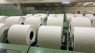 Große Baumwollrollen - die Firma Otto aus Dietenheim (Alb-Donau-Kreis) hat ein Baumwollgarn aus recycelten Alttextilien entwickelt. Auch Bettlaken spielen eine Rolle. 