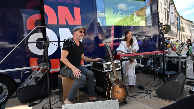 Die SWR Festivalmeile und Festivalbühne auf den SWR Sommerfestival in Speyer.