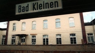 Birgit Hogefeld und Wolfgang Grams gehörten zu den RAF-Terroristen der sogenannten dritten Generation. Im Bahnhof Bad Kleinen in Mecklenburg-Vorpommern konnten Spezialkräfte der GSG 9 am 27. Juni 1993 Birgit Hogefeld in der Unterführung des Bahnhofs festnehmen, doch dann kommt es zu einer Schießerei. Wolfgang Grams tötet dabei den GSG-9-Beamten Michael Newrzella und begeht anschließend Suizid.