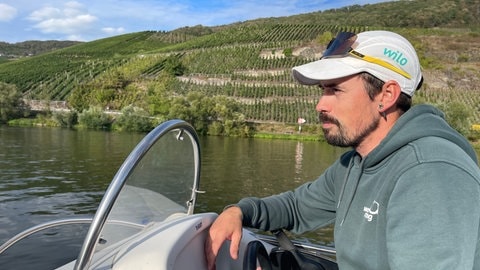Trainer Gordon Hanso begleitet seinen Schützling beim Training. Auch bei der Ruder-WM in Bulgarien war er in Schäfers Seite.