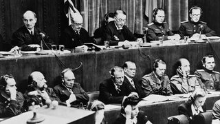 Nürnberger Kriegsverbrecherprozess vor dem alliierten Militaertribunal: Urteilsverkündung am 10.1946. Die Richterbank im Justizpalast während der Verlesung der Urteilsbegründung. V.l.n.r.: Wolchkow, Nikitschenko (UdSSR), Birkett, Lawrence (GB) und Biddle (USA).