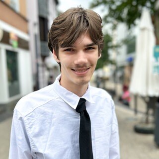 Nahaufnahme von Jason in der Binger Innenstadt. 