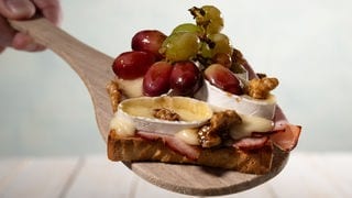 Gourmet-Stulle mit Camembert und Trauben auf einem kleinen Brett. Ein SWR1 Pfännle-Rezept zum Motto "Bock auf Brot".