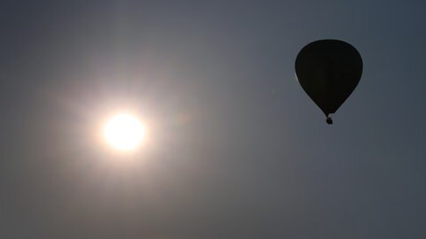 Ein Heißluftballon in der Abendsonne (Symbolbild). Im Wertwiesenpark in Heilbronn musste ein Heißluftballon am Sonntag notlanden. 