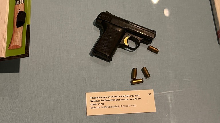 Die Ausstellung "Sesam, öffne dich!" in der Badischen Landesbibliothek zeigt Kurioses. Eine Pistole stammt aus einem Nachlass.