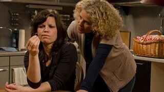 Eva und Bea betrachten einen Verlobungsring