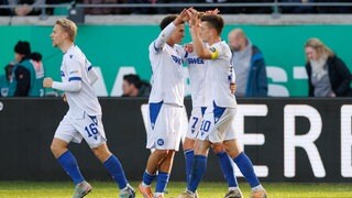 Torschütze Marvin Wanitzek (Karlsruher SC, re.) wird von seinen Mitspielern für den Treffer zum 1:0 in Münster beglückwünscht