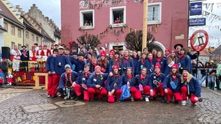 Die diesjährigen Löffinger Zwanzger in ihren blauen Kitteln und roten Hosen. 
