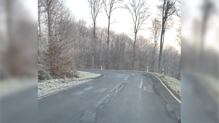 Straßenschäden in der einer Kurve auf der Landstraße zwischen Waldmohr und Breitenbach.