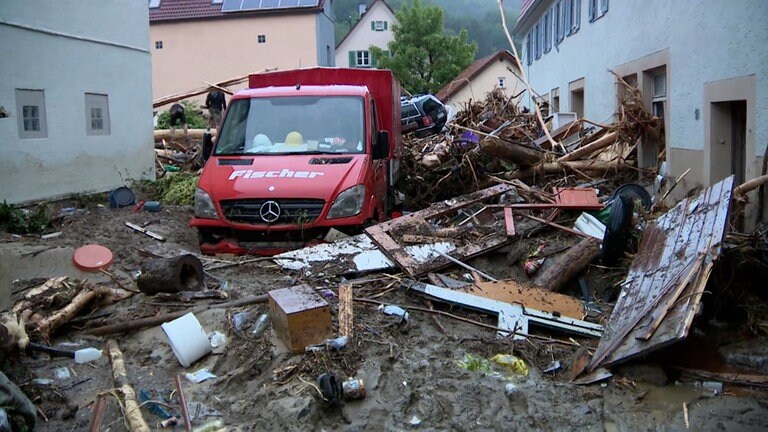 Ganze Straßenzüge waren 2016 von der Sturzflut in Braunsbach (Kreis Schwäbisch Hall) verschüttet. (Archiv)