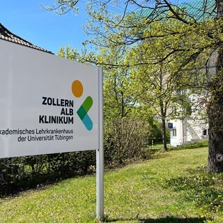 Ein Schild mit der Aufschrift "Zollernalb Klinikum". Ein Pfleger soll an der Klinik mehrere Frauen sexuell missbraucht haben. Gegen ihn läuft ein Prozess am Landgericht Hechingen.