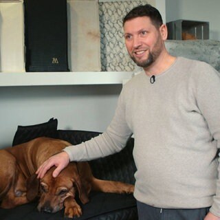 Mittel alter Mann mit Hundedecke