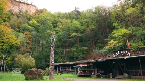 Eine Westernkulisse in einem Steinbruch von Bäumen umgeben