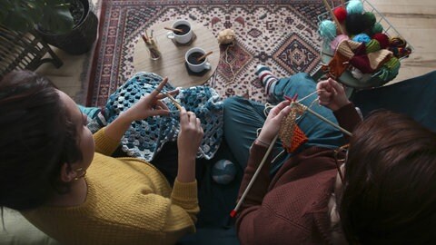 Gemütliches Stricken: Aufmerksamkeit und Konzentration lassen sich trainieren