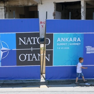 Ein Kind geht an einer Werbetafel für den NATO-Gipfel in Ankara vorbei.
