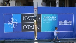 Ein Kind geht an einer Werbetafel für den NATO-Gipfel in Ankara vorbei.