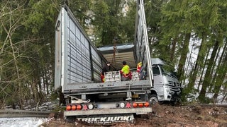 Ein Lastwagen mit 24 Tonnen Oliven an Bord ist am Donnerstagmorgen einen Hang auf der B31 heruntergerutscht.