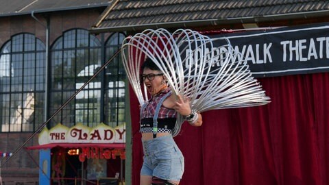  Carmen La Tanik zeigt uns auf der Gartenschau in Kaiserslautern, was sie mit den Hula Hoop Reifen so alles kann. 
