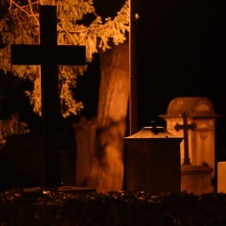 Der Hoppenlaufriedhof in Stuttgart bei Nacht.
