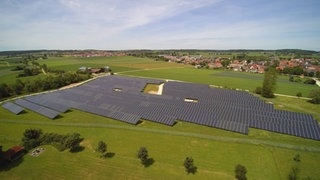 Auf einer drei Hektar großen Fläche wird in Berghülen mittels Photovoltaik Strom erzeugt - nur eine von vielen Arten, wie hier regenerative Energien produziert werden.