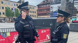 Ein Mitarbeiter und eine Mitarbeiterin der Polizeibehörde Heilbronn im Gespräch