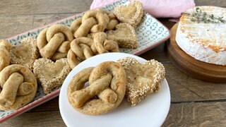 Herzhafte Brezeln aus würzigem Camembert-Mürbeteig