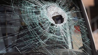 Eine Windschutzscheibe mit einem Loch - Steinewerfer auf der A66 haben vermutlich einen Stein auf ein Auto geworfen. (Symbolbild)