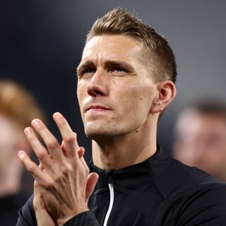 Nils Petersen schaut nachdenklich auf die Tribüne und klatscht. 