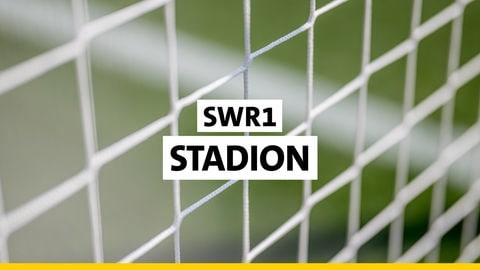 SWR1 Stadion: DIE Fußballsendung für alle, die nicht hingehen können. Unsere Reporter:innen schildern, was auf den Plätzen passiert. Packend und direkt. Und mit den legendären Konferenzen zur Halbzeit und zur Schlussphase der Begegnungen.