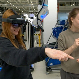 Mit den "Eye-Tracking-Brillen" sollte herausgefunden werden, wie der Körper bei welchen Aufgaben reagiert. So konnte man ermitteln, welche Aufgaben besonders viel Stress verursachen. Eine der Testpersonen war Nadine Rücker (links).