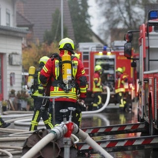 Symbolbild: Einsatzkräfte der Feuerwehr sind in Daugendorf im Einsatz.