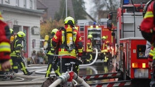 Symbolbild: Einsatzkräfte der Feuerwehr sind in Daugendorf im Einsatz.