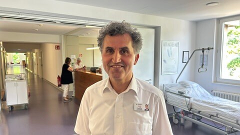 Chefarzt Bassam Qasem arbeitet ab September mit der neuen modernen Robotik und will Patienten wieder Lebensqualität zurückgeben und sie schmerzfrei kriegen. 