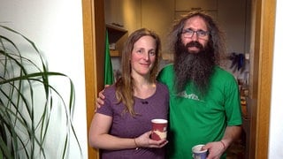 Conny und Sven stehen in ihrem Küchentürrahmen und erzählen von ihrer veganen Ernährung.