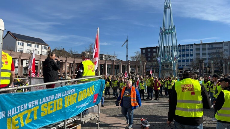 Equal Pay Day: In Pirmasens demonstrieren Beschäftigte des öffentlichen Dienstes für mehr Lohn.